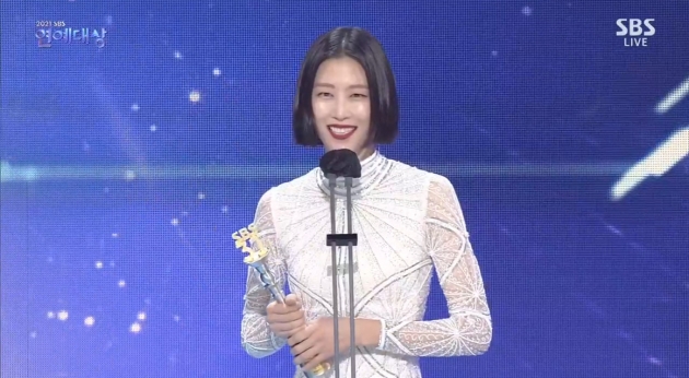 박하선X박군X이현이, '2021 SBS 연예대상' 신인상 수상