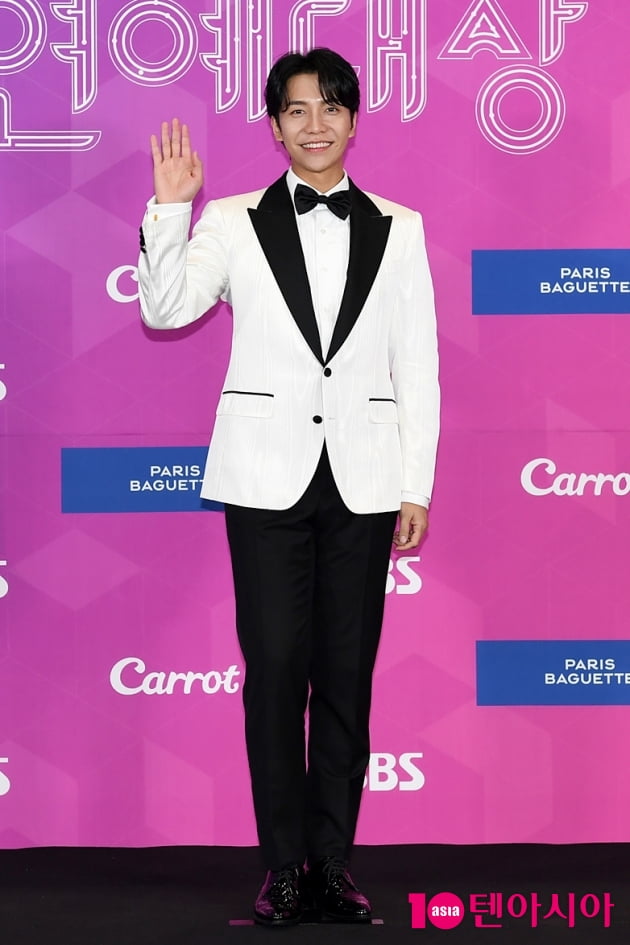 [TEN 포토] 이승기 '화려한 손인사'