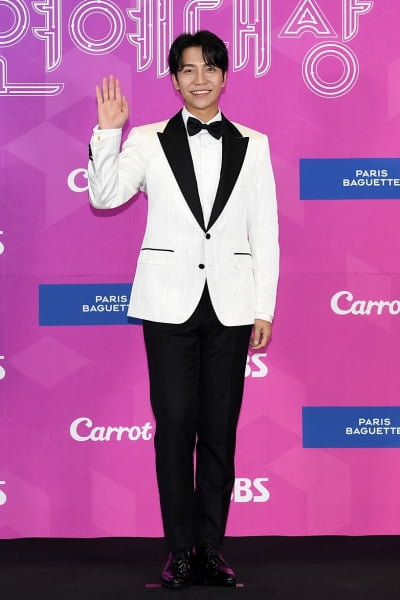 [TEN 포토] 이승기 '화려한 손인사'