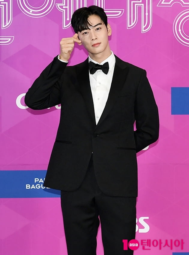 [TEN 포토] 차은우 '심쿵 하트 뿌려요'