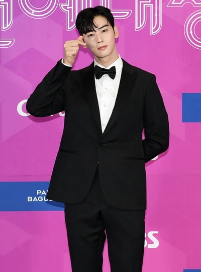 [TEN 포토] 차은우 '심쿵 하트 뿌려요'