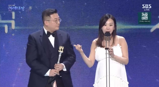 '만삭' 이지혜, '2021 SBS 연예대상' 우수상…"♥문재완, 낙하산이라 더 열심히 해"