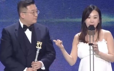 '만삭' 이지혜, '2021 SBS 연예대상' 우수상…"♥문재완, 낙하산이라 더 열심히 해"