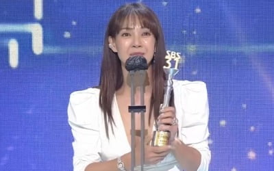 'SBS 연예대상' 최우수상 박선영 "재미삼아 축구했는데 '골때녀' 감사"