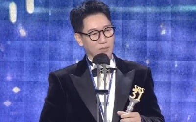 'SBS 연예대상' 지석진, 명예사원상 수상…"30년 하다보니 직장 생겼다"