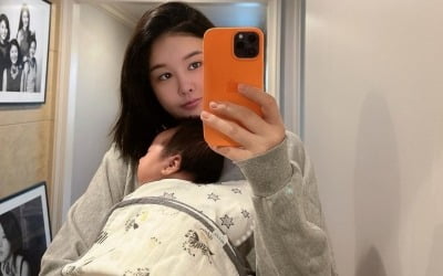 '재미교포♥' 박은지, "침대에서 잘 안 자는" 딸 품에 안고 육아 중 "인생 30일 차" [TEN★]