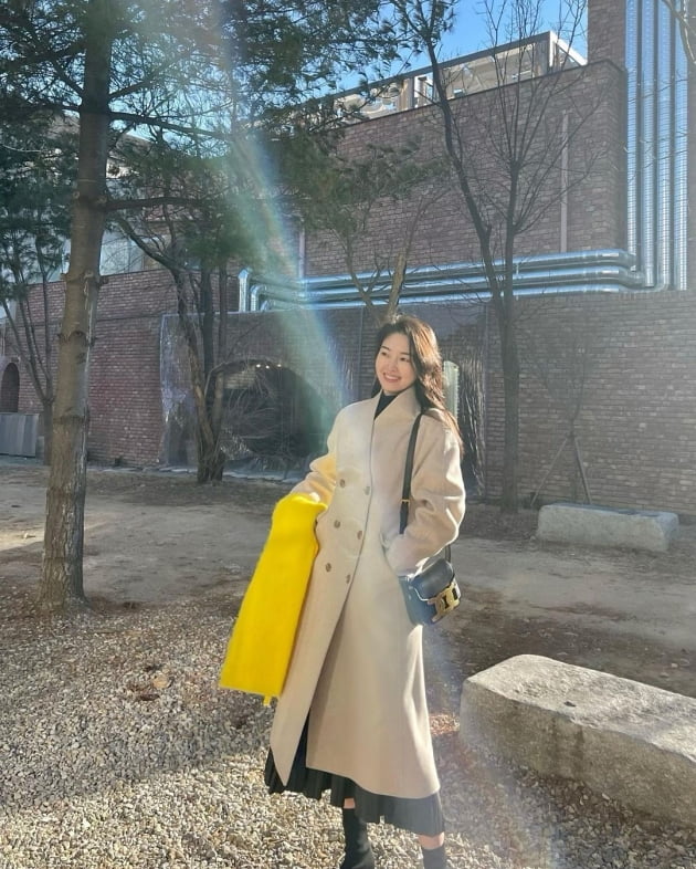 '전진♥' 류이서, 이러니 광고주들이 좋아하지…명품 C사에 레몬 목도리로 '상큼+청순' [TEN★]