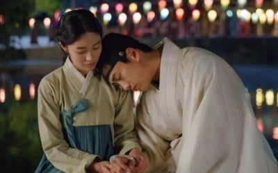 '어사와 조이' 옥택연, 김혜윤과 갈대밭 눈물 키스
