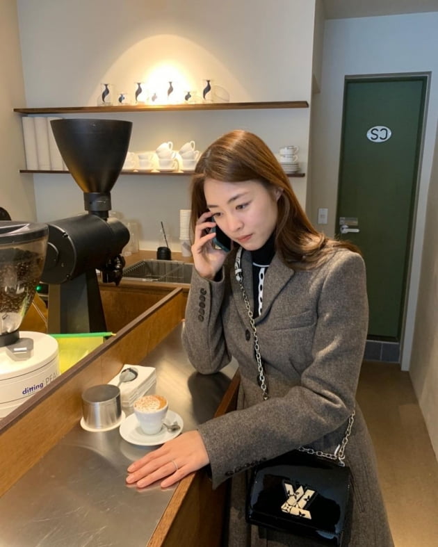'결혼 2년 차' 이연희, 명품백 메고 에스프레소 한 잔으로 추위 녹이는 우아함 [TEN★]