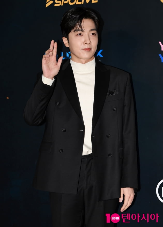 [TEN 포토] 적재 '시크한 인사'