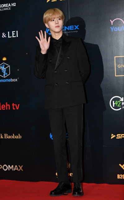 [TEN 포토] 김우석 '레드카펫 빛나는 외모'