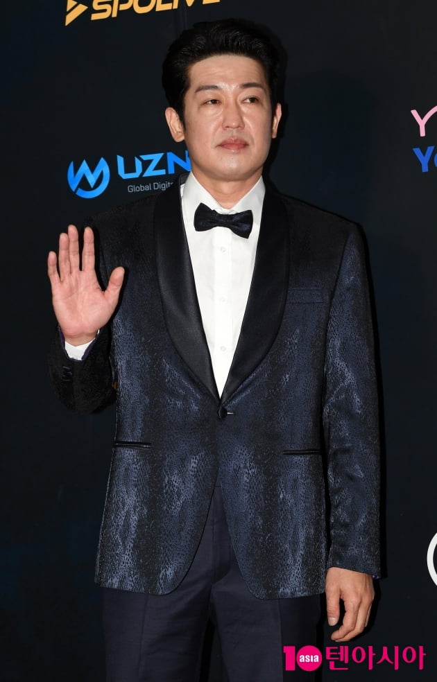 [TEN 포토] 허성태 '인사는 시크하게'