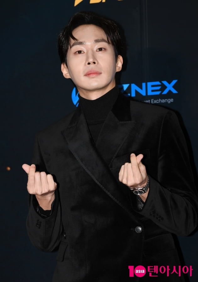 [TEN 포토] 무진성 '다정한 하트'