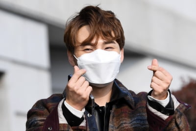 [TEN 포토] 박서진 '장구의 신 깔끔한 하트 날려요'