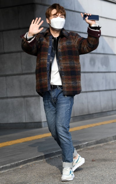 [TEN 포토] 박서진 '즐거운 출근길'