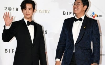 [종합] "그게 어렵냐?"…조진웅X권율 '유리상자' 케미→'경관의 피' 1000만 희망 ('정희')
