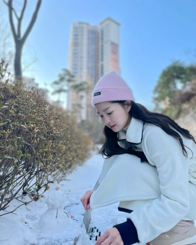 '전진♥' 류이서, 자화자찬 미모…10억대 아파트 단지서 "눈사람" 만들기 몰두 [TEN★]