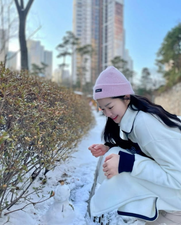 '전진♥' 류이서, 자화자찬 미모…10억대 아파트 단지서 "눈사람" 만들기 몰두 [TEN★]