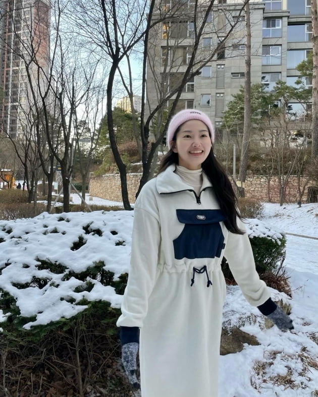 '전진♥' 류이서, 자화자찬 미모…10억대 아파트 단지서 "눈사람" 만들기 몰두 [TEN★]