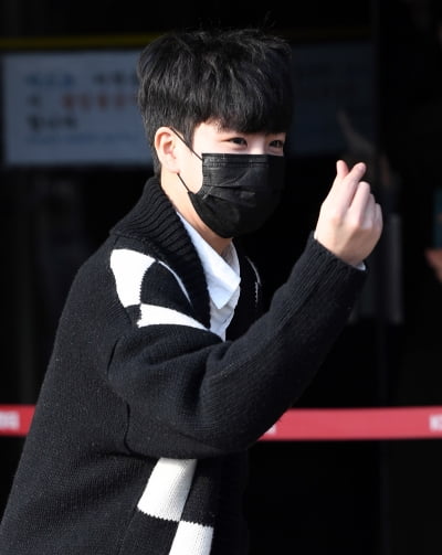 [TEN 포토] 정동원 '쪼꼬미 하트도 날려요'