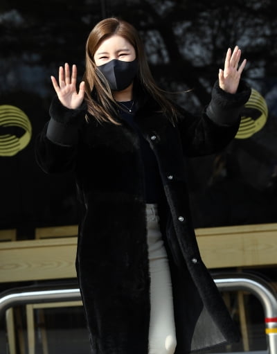 [TEN 포토] 송가인 '추위 녹이는 애교웃음'