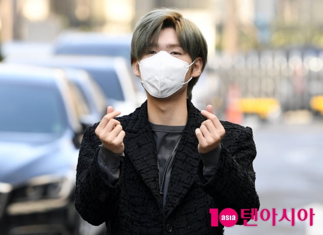 [TEN 포토] 가호 '쌍 하트로 심쿵'
