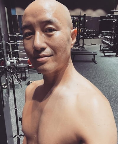 홍석천, 바디 프로필 위해 새벽에 운동중...근육이...[TEN★]