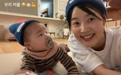 '검사♥' 한지혜, "우리 커플" 6개월 된 귀요미 딸과 투샷…더 닮아가는 모녀 [TEN★]