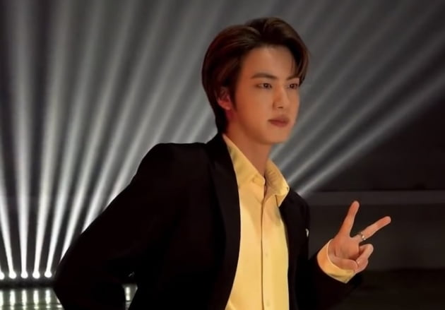 방탄소년단 진, 美 횡단보도 콘서트에서 선보인 슈퍼스타 글로우