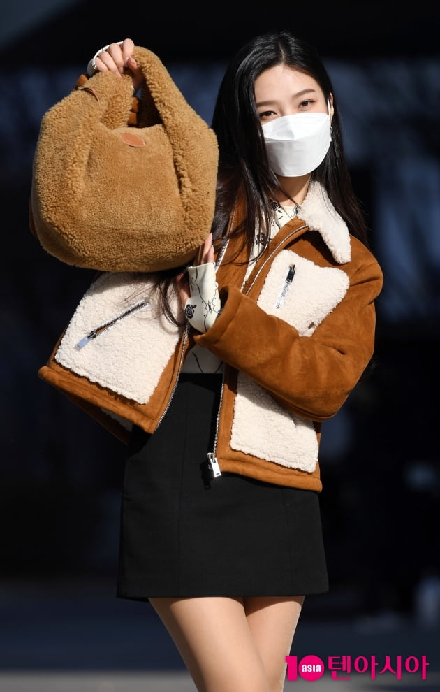 [TEN 포토] 레드벨벳 조이 '오늘 독특한 가방이 포인트'