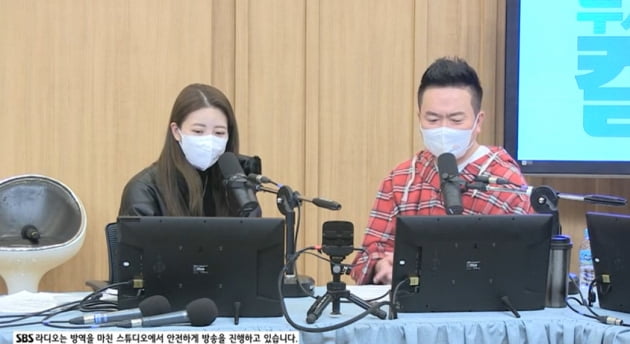 '두시 탈출 컬투쇼' 보이는 라디오./