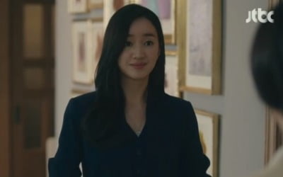 '공작도시' 수애, 치부책 카드 썼다 "다른 여자들과의 기록"