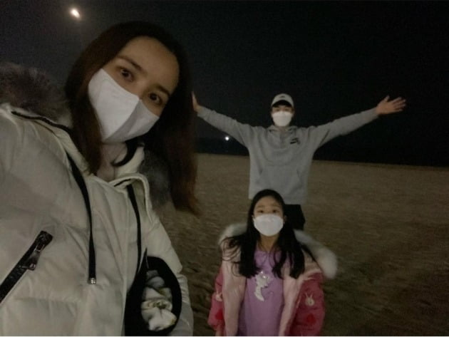 '결혼 9년 차' 한혜진♥기성용, 수영장에서도 달달 애정 표현…'딸 바보' 엄마·아빠 [TEN★]