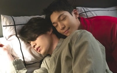 이동욱X위하준, 침대 위 초밀착 스킨십…'낮·밤 다른 이중생활" ('배드 앤 크레이지')