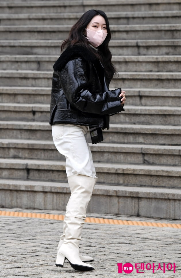 [TEN 포토] 홍지윤 '뒤돌아보면 심쿵'