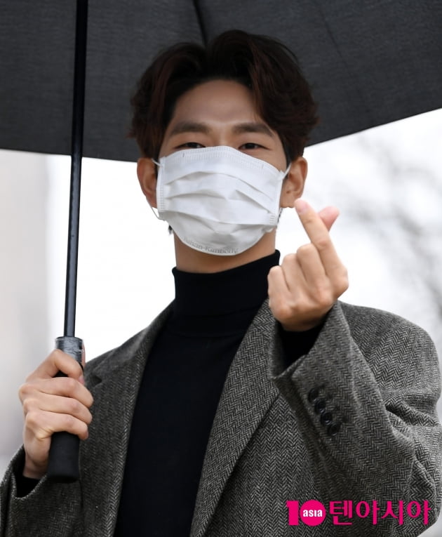 [TEN 포토] 강상준 '멋진 하트 뿌려요'
