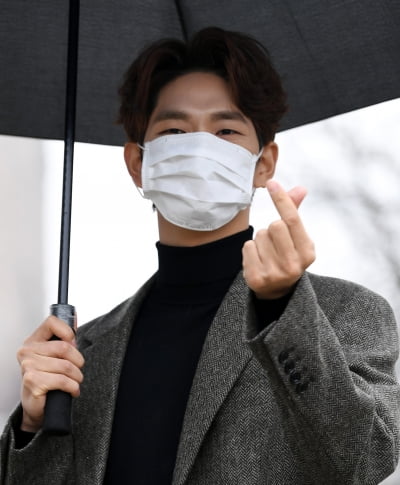 [TEN 포토] 강상준 '멋진 하트 뿌려요'
