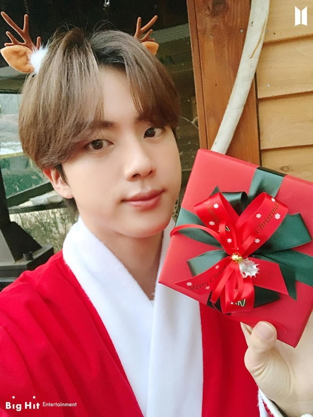 방탄소년단 진, 크리스마스에는 ‘Feliz Navidad(펠리스 나비다)’