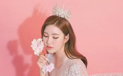 송가인, 시집 갈 때 됐나? 순백의 웨딩드레스 자태...티아라도 찰떡[TEN★]