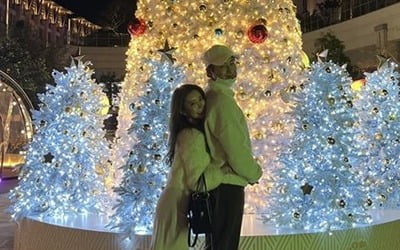 이지훈, 14살 연하 ♥아야네와 첫 X-MAS...한 시도 떨어지지 않는 신혼 부부[TEN★]