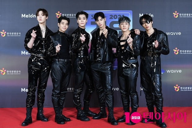 [TEN 포토] 아스트로 '카리스마 하트'