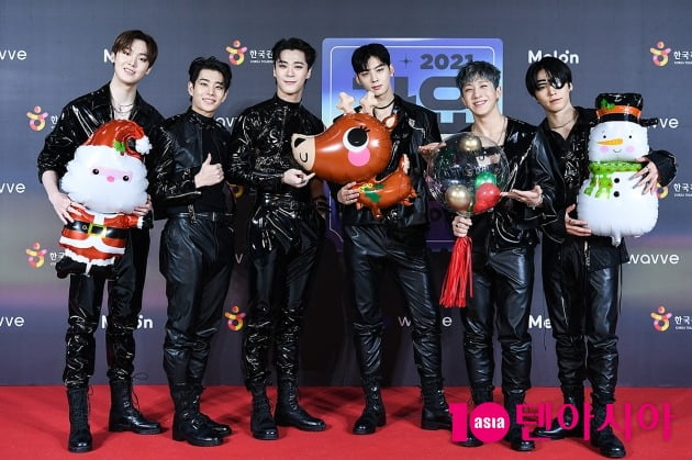 [TEN 포토] 아스트로 '눈빛으로 말해요'