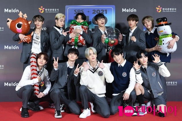 [TEN 포토] 더보이즈 '포즈는 자유롭게'