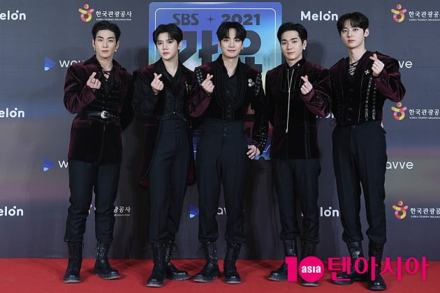 [TEN 포토] 뉴이스트 '하트 받으세요~'