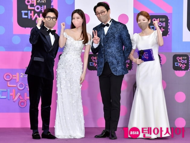 [TEN 포토] 김태진-이현주-이휘재-김승혜 'KBS 연예대상 MC 입니다'