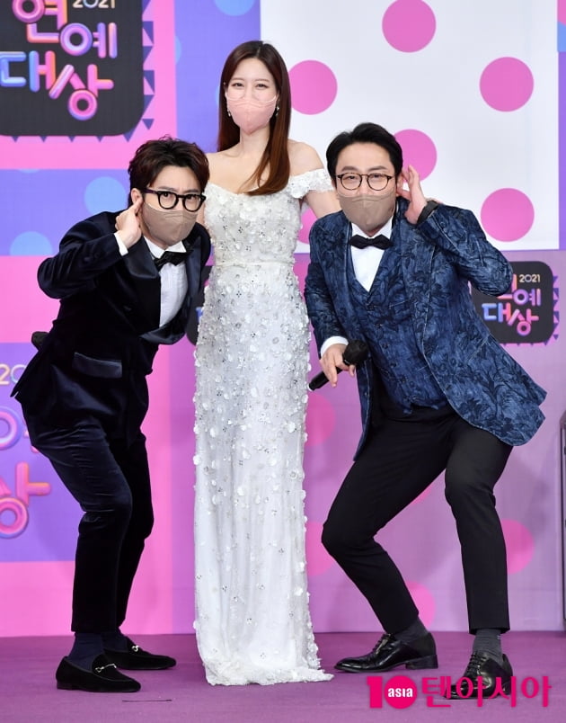 [TEN 포토] 김태진-이휘재 '오늘은 이현주 보디가드로'(2021 KBS 연예대상)