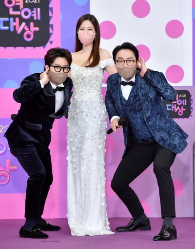 [TEN 포토] 김태진-이휘재 '오늘은 이현주 보디가드로'(2021 KBS 연예대상)