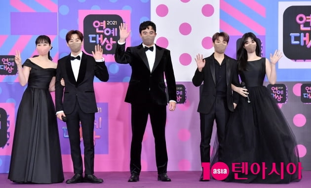 [TEN 포토] 은혁-이소라-정성윤-최민환-율희 '드레스코드는 블랙'(2021 KBS 연예대상)