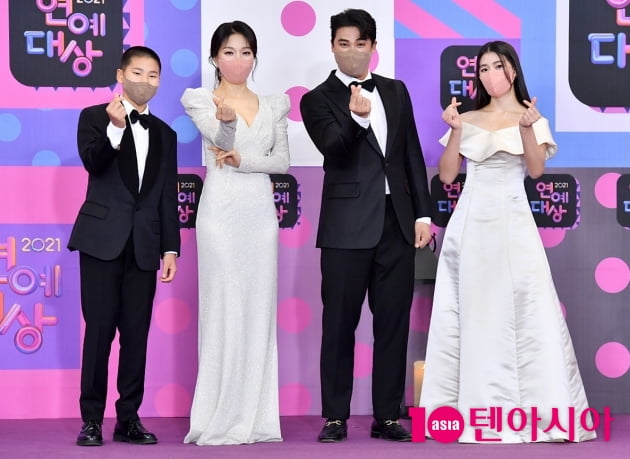 [TEN 포토] 홍성흔-김정임-홍화리-홍화철 '살림남2 가족이 왔어요'(2021 KBS 연예대상)