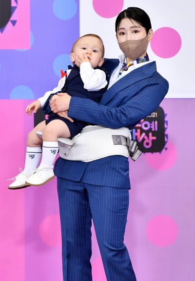 [TEN 포토] 사유리 '붕어빵 아들과 함께'(2021 KBS 연예대상)